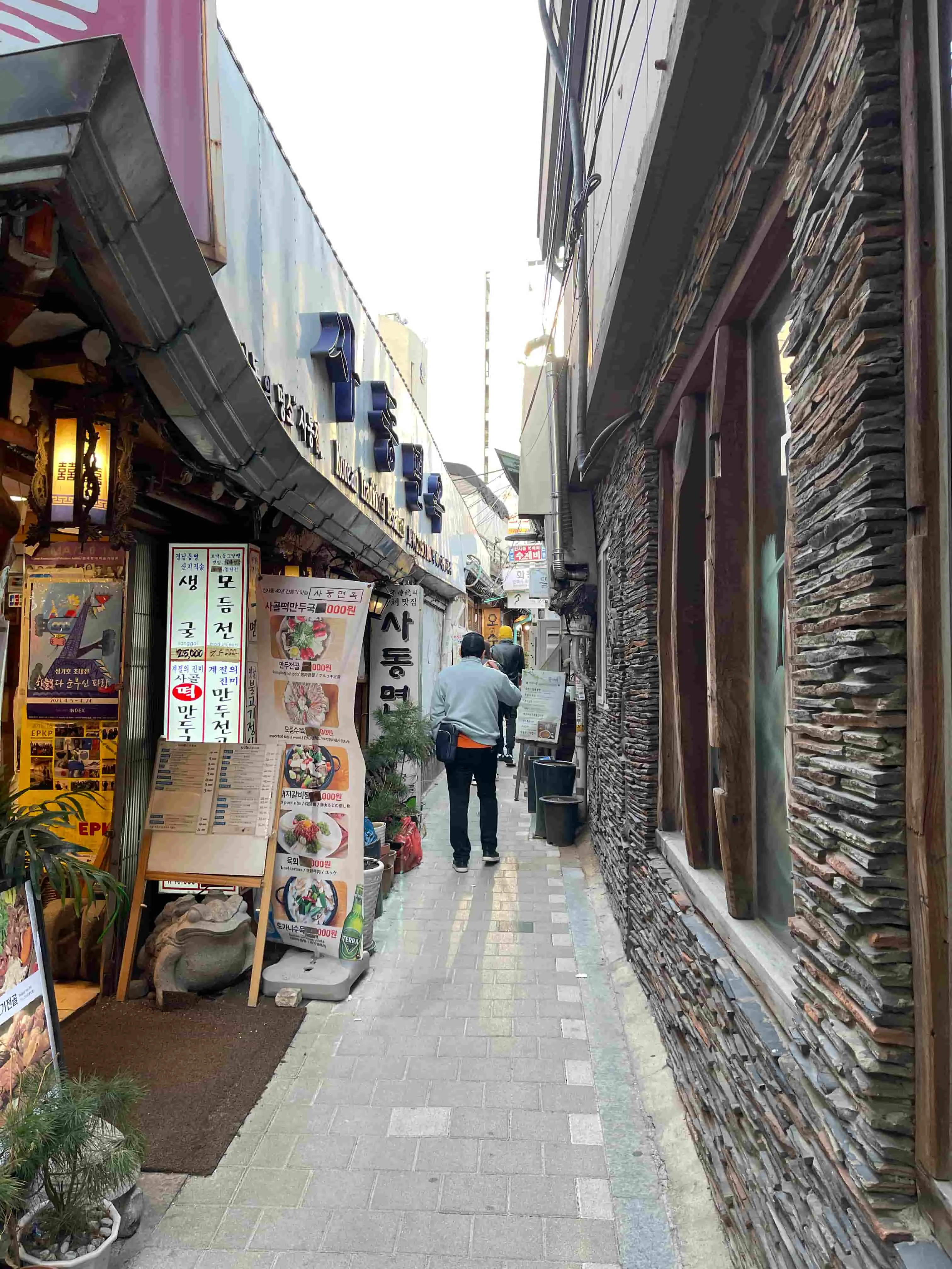 An alley somewhere in Seoul